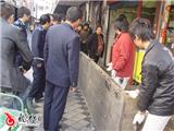 我镇有关部门联合整治百有市场环境卫生