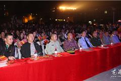 龙港网11月6日讯：今天晚上，龙港镇在金河广场举办了以“最美消防 平安龙港”为主题的11.9消防日文艺晚会。镇领导吕存阳、赵凯、杨成革及县公安消防局政委黄文鲲等出席晚会。此次119消防宣传文艺晚会节目形式多样，精彩丰富，突出体现消防官兵爱岗敬业、不辱使命的消防精神，展示了消防官兵为保护人民生命财产英勇奋战的一幅幅感人至深的画面。对于构建新时期的和谐警营，建设“平安和谐龙港”起到了积极的推动作用，使观众在观看节目的同时进一步了解和掌握了消防安全知识。