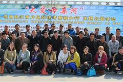 龙港网4月8日讯：昨天，“大爱母亲河——苍南县江南片区环境考察接力行”主题公益活动正式启动。本次活动由龙港镇创建全国文明镇领导小组办公室、龙港镇城乡环境综合整治领导小组办公室指导，龙港自来水厂主办，龙港网承办，参加活动一行60余人前往江山、平等、云岩、舥艚、宜山、钱库、望里、金乡、老城等地对河流状况进行调查，环保志愿者、草根记者、网民监督团现场“体检”水样、苍南县江南片区环境考察接力行乘风起航，与当地公益志愿者一起互动，参与人员记录公益手记、发微博并在当地网站、论坛同步报道。　 