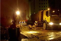 龙港网9月23日讯：凌晨时刻，城北社区雇佣挖机到新渡沙场东侧，开始对江湾路西端尽头处的垃圾死角进行清运。这处死角社区曾经组织人工清理，由于垃圾量太大，遂决定改用挖机和大型清运车。此处垃圾死角非常顽固，社区已经清理过4次。在凌晨的清理期间，周边还有住户提议，最好能在这里划上停车线，晚上周边住户将车辆沿线靠边停放，也可阻止他人在此乱倒垃圾。据城北社区宣传委员郑旻枫介绍，居民建议非常好，准备与交警部门协商此事。