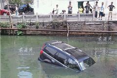 龙港网讯：（本网编辑 陈国栋 特约通讯员温积勇）今天中午11点38分，一辆蓝色长城越野车从西一街转弯过来,“澎”了一声,撞破左边护栏掉入河中，车内一对父女，敲破后窗逃出来，闻讯赶来的2名本地好心市民，立即下水把父女俩救上岸。