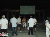 放映露天电影，深受居民欢迎