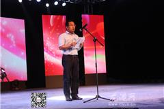 龙港网7月2日讯：为热烈庆祝建党94周年，进一步弘扬社会主义先进文化，丰富活跃群众的文化生活，大力提高龙港人民的精神价值观，昨晚，在龙港财富广场，以“文化走亲，携手共进”为主题开展龙港·金乡2015庆“七一”文化走亲文艺展演。本场晚会将集声乐、舞蹈、小品、乐器演奏为一体，将龙港、金乡两地较为优秀的节目搬上舞台，让龙港人民一饱眼福。两镇领导陈为来、谢磊、朱明春、韩宏解、应颂超、朱文胜、孙作淦、黄昌尧、陈杨冬、戴安胡等领导观看了演出。