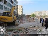 龙港镇两违办对城区沿河违章建筑进行集中整治