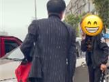 两男子为小事在学校路口对骂近20分钟 导致交通堵塞实属不该！