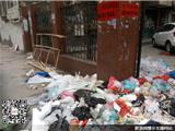 小区垃圾时常堆积无人清扫 居民不满意