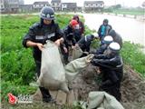 防洪堤岸忽现大管涌，我镇组织人员全力排险