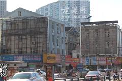 龙港网7月9日简讯：今年第9号台风“灿鸿”的临近，龙港镇组织人员加紧对辖区内户外广告牌进行集中拆除,避免台风到来时，户外广告牌掉落造成安全事故。