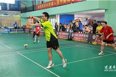 本次比赛为期一天，采用国家体育总局最新审定的羽毛球竞赛规则，男、女混合团体赛，采用五场三胜制，分为Ａ、Ｂ组，男单、男双、混双等3项。各参赛队精心挑选参赛队员，场上缜密布阵，9名参赛队员之间团结协作，互相鼓劲，他们为团队的荣誉奋勇争先。男子单打队员们在赛场上顽强拼搏，观众和啦啦队员为他们的精彩比拼不断地喝彩加油，运动场上呈现出一派体育竞技的热闹场面。