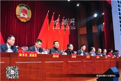 龙港网2月4日讯：情系民生献良策，关心发展建真言。今天上午，政协苍南县第九届委员会第四次会议围绕苍南县经济社会发展和民生福祉等热点问题进行大会发言。 发言着眼苍南实际，站在全局的高度，实事求是反映客观情况，分析问题精辟透彻，意见建议到位合理。谈经济、论发展，讲民生、诉民情，谋发展良策，建惠民之言，大会发言充分体现了委员们胸怀大局、牢记使命的政治责任感和心系百姓、尽责有为的社会责任感，也全面展示了委员们的参政议政水平和履职成果。
