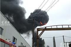 今天11点许，龙港镇大桥西路100号后面靠江旁有一处储存点着火，导致连续发生3次爆炸。龙港消防官兵第一时间赶赴现场，用泡沫剂进行冷却喷洒，由于，该点储存着11罐不明物体油桶，导致给救援工作造成困难。经过一个小时的扑救，大火终被扑灭。目前，镇安监局执法人员已经介入调查。