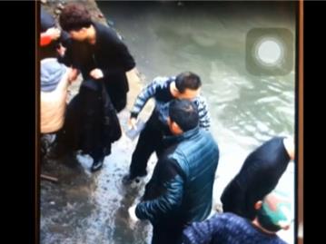 手机近距离拍摄热心市民跳河救人