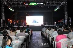 龙港网6月18日讯：昨天晚上，龙港镇在金河广场举办了一场文明大擂台的文化盛宴。擂台中共有9名选手，其中1位挑战者，8位守擂者，守擂者手中有不同价值的奖品。通过挑战者于守擂者的轮流答题，分绝胜负，决定奖品的去向。连续战胜4名对手的挑战者，有权带着赢得的奖品离开，也可冒着被pk掉的风险，继续战斗。最后冲关成功者，只需答对机选的五道题，还能获得额外大奖。 竞赛场上，选手们对答如流、斗智斗勇、你追我赶，场面精彩、扣人心弦。此次，龙港文明大擂台的举办，不但传播正确的文明和卫生知识，而且赢得广大观众支持和赞誉，激发了龙港全体市民参与文明建设，对推进龙港镇创建全国文明城镇工作，配合当前城乡环境综合整治工作的开展起到积极作用。