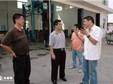 镇领导慰问高温下作业工人、交警