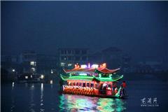花船夜游 争奇斗艳 