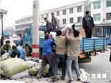 我镇对龙巴公路沿线堆放的布脚料进行清理