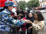 龙港市海上蛟龙救援队开展“民非温情 腊八粥香”爱心派送活动