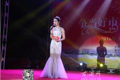 龙港网5月24日讯：昨天晚上，云岩中对口村民广场上，第十四场“争当好市民 共推镇改市”龙港文化下乡演出热闹开演。文化下乡  演出形式多样，内容丰富，可谓是亮点频呈。演员们淋漓尽致地演绎，让观众们看的十分过瘾，掌声阵阵响起。舞台上霓虹灯闪亮  ，舞台下村民们欢聚一堂，整个广场上都充满了欢声笑语，充分丰富了居民的业余生活。