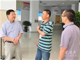 丁振俊在龙港行政审批服务中心调研