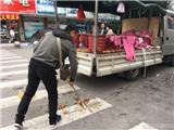 小编对不文明行为说“不”   商贩及时改正清扫干净