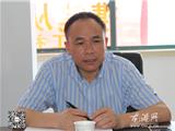 陈为来到村居督查工业企业项目推进工作