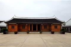 三大庙村是典型的江南水乡。  　　出生于这个村、生平宦游在外，现居京华的谢云对家乡故宅一往情深，他常自豪地对友朋说起，自己的老家旧宅门对七字山、笔架山，风景好！在中国国家博物馆为他出版的《谢云书画艺术》画册中，他把两间欹侧破旧几近倾覆的旧居的照片，印在精美的画册上；而更重要的是，谢老的记忆里，家乡闾阎还流布着自己上辈的祖德遗馨，休风懿范……摄：龙港网