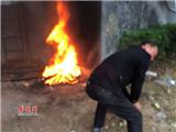 一市民焚烧电缆取铜   东海救援队员路过劝阻