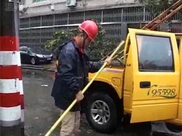 灾后直击：平阳电力工人抢修电力设施