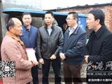 县镇领导慰问救人英雄并授予他“最美苍南人”荣誉称号