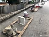 石头木头占位被指不雅  执法人员快速清理获市民点赞