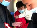 龙港人梁医生再次在动车上救小孩！