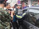 龙港一男子脖子被车玻璃卡住 消防出动救援