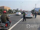 男童从三轮车上滚落至路面 交警冲上前护住孩子