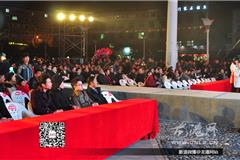 龙港网12月6日讯：昨天晚上，由龙港镇人民政府主办的龙港镇建镇三十周年温州首届“新世纪杯”德州扑克大赛在金河广场顺利举行，现场众多牌友展开激烈竞争，赢取最后大奖