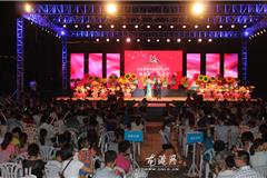 龙港网9月17日讯：昨天晚上，龙港镇图书馆在金河广场举行图书馆十周年庆典暨读者之夜文艺晚会。出席晚会的领导嘉宾有李晖华、周碧素、李孝取、欧阳昆超、赵凯、朱文胜、陈贤选等。