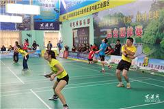 龙港网11月21日讯：由苍南县生态办、县环保局、县体育局主办的2013年苍南县“生态”杯羽毛球混合团体赛在龙港兴华羽毛球会所举行，苍南县委常委、宣传部长林森森为本次比赛开球。来自全县十二支代表队，120名运动员参赛。龙港镇领导李孝取、朱文胜，县环保局、县生态办、体育局等领导现场观摩本次比赛。