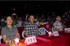 龙港网9月17日讯：昨天晚上，龙港镇图书馆在金河广场举行图书馆十周年庆典暨读者之夜文艺晚会。出席晚会的领导嘉宾有李晖华、周碧素、李孝取、欧阳昆超、赵凯、朱文胜、陈贤选等。