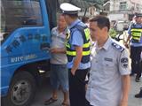 城管交警联合执法 暂扣六辆占道经营农用车