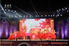 龙港网11月13日讯：文明大擂台，新老居民展风采。昨天晚上，由苍南县新居民服务管理局、龙港镇人民政府、苍南县文明办主办的苍南县新居民“文明大擂台”争霸赛在龙港镇金河广场火热开擂了。擂台上，一名擂主，接受8名选手的挑战，以“一战到底”的方式进行激烈的车轮战。