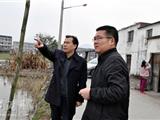 王忠秀进村入户察民情 化解农村热点难题