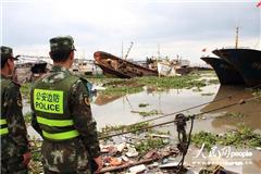 舥艚边防派出所官兵在舥艚码头巡查、参与救助。