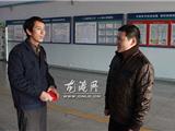 龙港镇“两新”工委慰问企业贫困党员