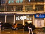 龙港西洋路某幢楼顶外墙装饰材料脫落 砸中二辆小车