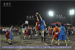 龙港网5月6日讯：今天晚上7点30分，2012年苍南县职工运动会篮球赛在灵溪二高球场举行，龙港队与灵溪队激烈争夺冠亚军。通过激烈紧张角逐，最后，龙港队以53:46凭借着豪华的阵容轻松战胜了灵溪队，获得2012年苍南县职工运动会篮球赛冠军，灵溪队获得亚军，金乡队获得季军。（陈记 陈国栋 黄定军）