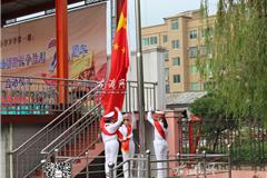 龙港网9月2日讯：今天上午，“网上祭英烈”启动仪式在龙港七小举行，全校师生参加了由中央文明办、教育部、共青团中央、全国妇联、中国关工委五部门联合组织开展的网上祭英烈活动。广大青少年学生们在网上向先贤先烈鞠躬献花、抒写感言寄语，表达对革命先烈的怀念和对死难者的缅怀。县文明办副主任黄通号、县教育局党委委员金李胜、镇委委员朱文胜出席本次活动并讲话。