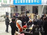 志愿者献爱心 情暖孤寡老人