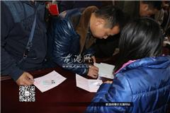 龙港网12月4日讯：今天上午，龙港镇河底高村在村老人活动中心举行了高鑫家园安置房回购大会。本次采取电脑随机摇号的方式，按照公开、公平、公正的原则，切实保证安置户的现实利益。镇委委员、副镇长赵凯出席大会，龙跃社区书记、住建、城建等部门负责人也到会观摩。