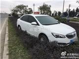 白色别克轿车“飞进”花坛中间