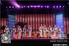 龙港网9月28日讯：明月寄相思、举国共团圆。27日晚，新渡文化礼堂举办了2015龙港儒家文化节暨第四届祭孔大典启动文艺晚会，15个各具特色的节目吸引了现场数百名市民驻足观看。镇委委员朱文胜出席本次晚会并发表讲话。