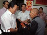 县领导章方璋汤宝林慰问百岁老人